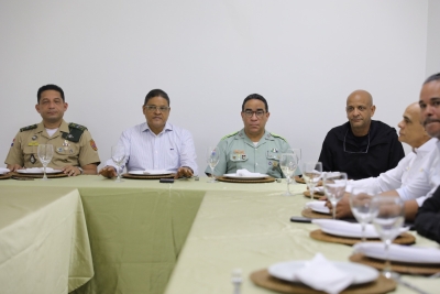 El director del COE Juan Manuel Méndez García, se reunió este jueves con los directores de comunicaciones de diferentes instituciones