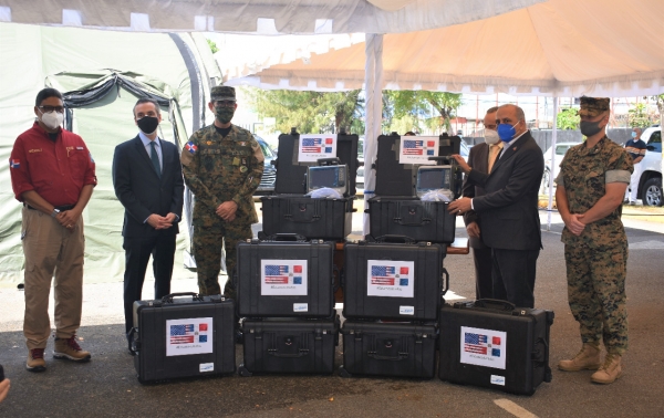 COE recibió junto a los ministros de Salud y Defensa la donación de ocho ventiladores al gobierno dominicano
