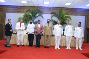 Armada RD reconoce trayectoria del director del COE